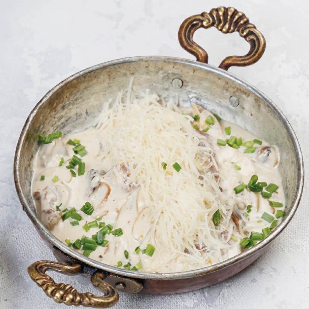 Язык в сливочном соусе